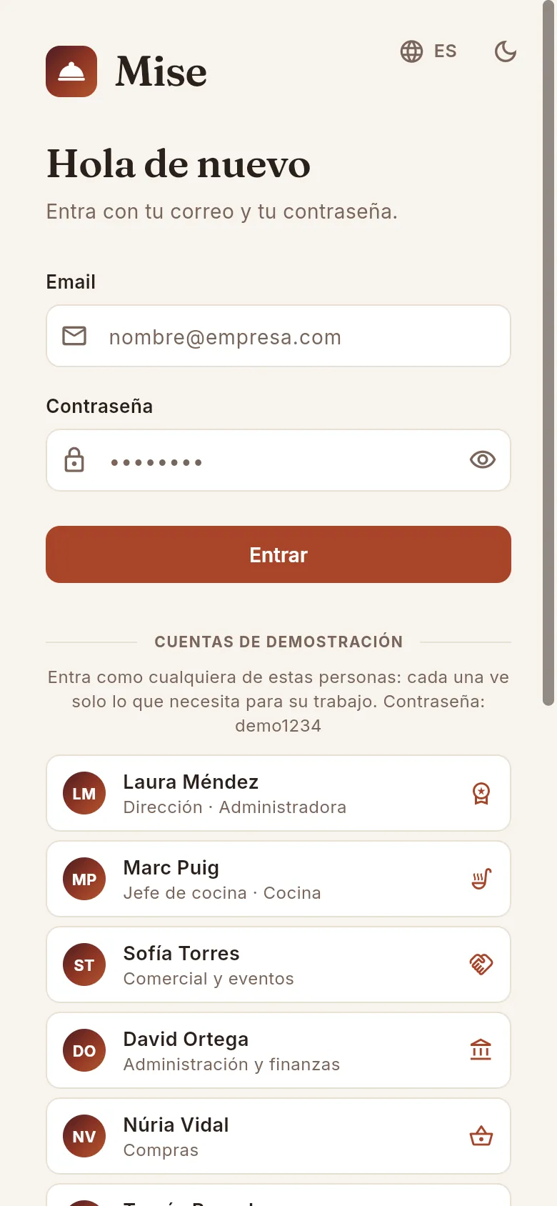 La pantalla de acceso en un móvil: el formulario y, debajo, las cuentas de demostración.